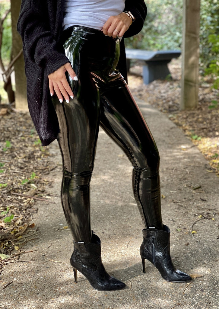 COMMANDO Faux patent-leather leggings  Outfits with leggings, Patent  leather leggings, Black leggings outfit